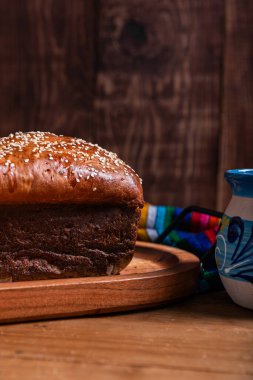 Salvador sarısı ekmeğine bir fincan sıcak çikolata eşlik eder..