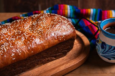 Salvador sarısı ekmeğine bir fincan sıcak çikolata eşlik eder..