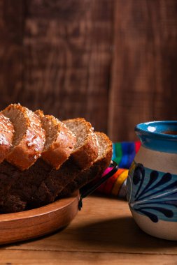 Salvador sarısı ekmeğine bir fincan sıcak çikolata eşlik eder..