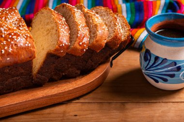 Salvador sarısı ekmeğine bir fincan sıcak çikolata eşlik eder..