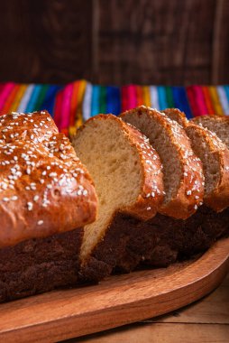 Tahta tepside susam tohumlu Salvador sarısı ekmek.