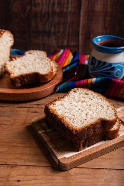 Salvador sarısı ekmeğine bir fincan sıcak çikolata eşlik eder..