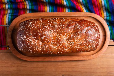 Tahta tepside susam tohumlu Salvador sarısı ekmek.