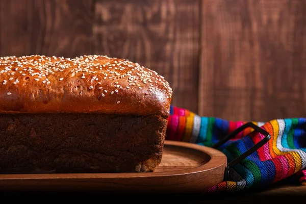 Tahta tepside susam tohumlu Salvador sarısı ekmek.