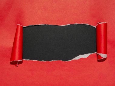 Sivri uçlu kırmızı bir kağıt tabaka altında zıt siyah bir tabaka olduğunu gösteriyor..