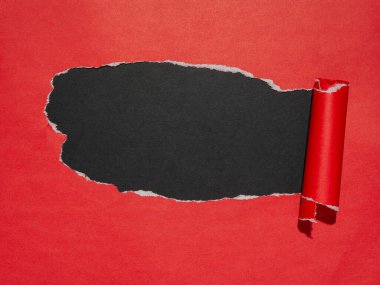 Sivri uçlu kırmızı bir kağıt tabaka altında zıt siyah bir tabaka olduğunu gösteriyor..