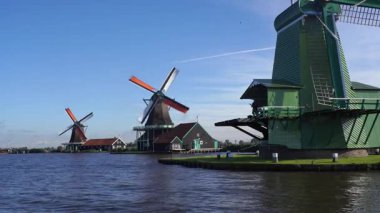 Hollanda Zaanse Schans 'taki tarihi yel değirmenleri büyüleyici. Geleneksel Hollanda mirası ve ikonik manzara.
