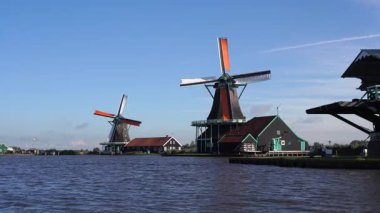 Hollanda Zaanse Schans 'taki tarihi yel değirmenleri büyüleyici. Geleneksel Hollanda mirası ve ikonik manzara.
