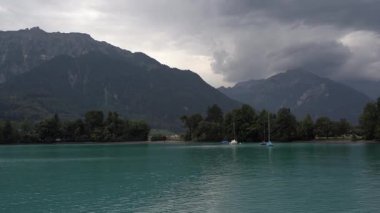İsviçre 'deki Thun Gölü manzarası bir tekneden. Güzel bir dağ manzarası, sakin bir göl manzarası. Yüksek kalite 4k görüntü.