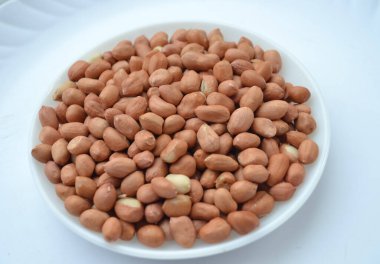 Beyaz tabak sağlıklı bezelye fıstıklarıyla dolu.