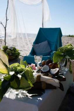 Çiçekler ve meyvelerle dolu tropik bir plajda piknik