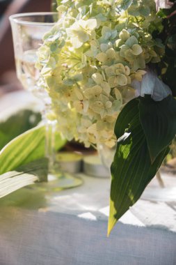 Yaz ziyafeti, çiçekler ve bardaklar.