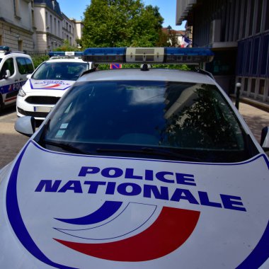 Clamart, Fransa - 08 06 2018: Fransız ulusal polis devriye araçları bir polis karakolunun önünde park halindeler. Arabalarda 