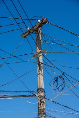 Elektrik direği, kablolar anarşik bir şekilde birbirine dolanmış. Karmaşık ya da aşırı yüklü ve tehlikeli enerji ağları kavramı