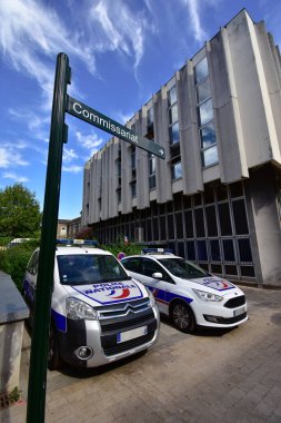 Clamart, Fransa - 08 06 2018: Fransız polis devriye araçları bir polis karakolunun önünde park halindeler. Tabelada Fransızca 