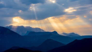 Dağlarda mavi bir sabah, bulutlarda güneş ışığı, Hautes Alpes, Fransa
