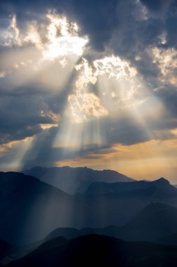 Dağlarda mavi bir sabah, bulutlarda güneş ışığı, Hautes Alpes, Fransa