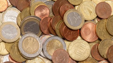 Avrupa 'nın farklı ülkelerinden gelen bir sürü avro sikkesi. Yukarıdan görüntüle