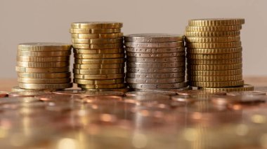 Önplanda bulanık madeni para yığınları