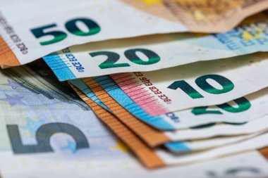 5, 10, 20 ve 50 avroluk banknotlar. Yakın çekim görünümü