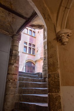 Fransa 'nın Lyon kentinde merdivenleri olan antik geleneksel 