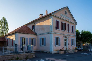 Saint-Pierre d 'Argencon, Hautes-Alpes, Fransa' nın küçük bir köyünün belediye binası.