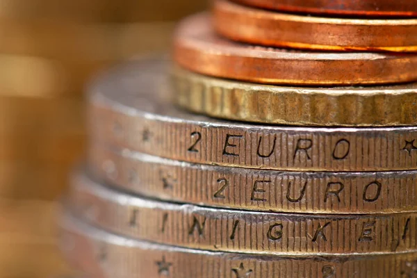 一叠欧元硬币的特写视图 2欧元 刻在两枚硬币的侧面 — 图库照片