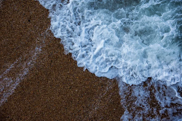 海の波が砂を打つ 上からの眺め 質感のためのクローズアップショット — ストック写真