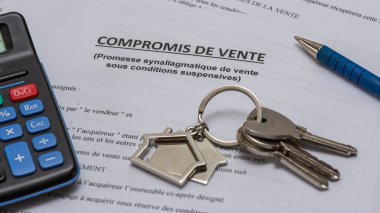 Fransızca satış anlaşması, anahtarlar, hesap makinesi ve kalem. Emlak satın alma konsepti. Fransa