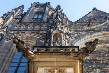 Saint Vitus Katedrali, Prag, Çek Cumhuriyeti 'nin ön cephesinde heykeller