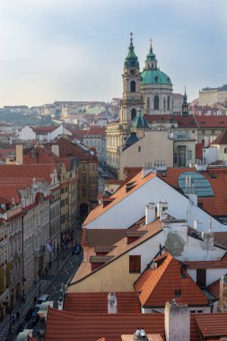 Aziz Niklas Kilisesi ve Mala Strana, Prag, Çek Cumhuriyeti 'nin çatısındaki şato.