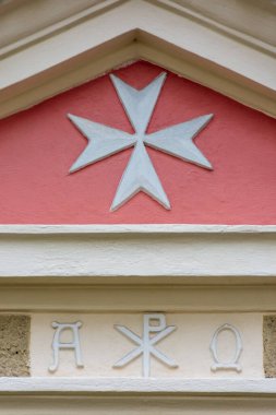 Maltese Haçı, Aziz John 'un ortaçağ tarikatının sembolü, Hristiyan sembollerinin üzerinde (