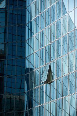 Tek penceresi açık modern ofis binası