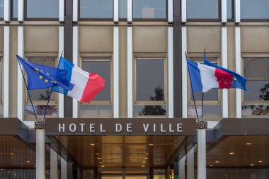 Velizy-Villacoublay, Fransa - 1 Aralık 2018: Fransız ve Avrupa bayraklarıyla Velizy-Villacoublay şehrinin belediye binası (