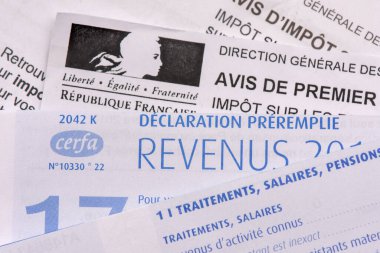 Fransa 'nın önceden doldurulmuş gelir vergisi iadesi, maaş, tedavi, emekli aylığı ve yıllık gelirlerle ilgili sayfayla birlikte.