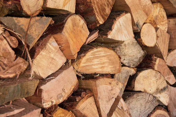 積み重ねた薪の山 背景の質感 — ストック写真