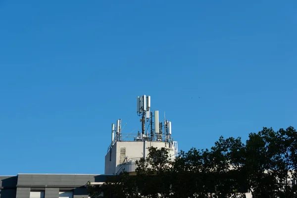 Och Mobiltelefonantenner Installerade Taket Byggnad Blå Himmel — Stockfoto