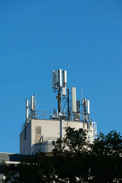 Και Κεραίες Κινητής Τηλεφωνίας Εγκατεστημένες Στην Οροφή Ενός Κτιρίου Μπλε — Φωτογραφία Αρχείου