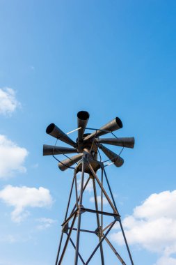 Çelik direğe bağlı eski çoklu uyarı sirenleri. Acil kriz iletişimi, alarm ve tehlike kavramları