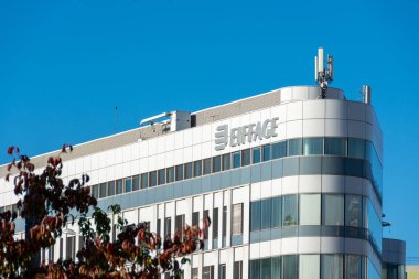 VELIZY-VILLACOUBLAY, FRANCE - 3 Ekim 2020: Eiffage Group 'un merkez ofis binasının cephesi. Eiffage, 50 ülkede mevcut olan çok uluslu inşaat mühendisi bir Fransız şirketidir.