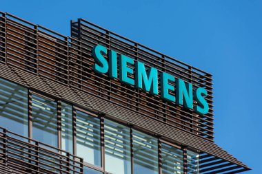 VELIZY-VILLACOUBLAY, FRANCE - 3 Ekim 2020: Velizy-Villacoublay, Fransa 'daki Siemens binasının cephesi, Ar-Ge merkezli konut teknolojileri. Siemens, çok uluslu bir Alman holdingi.