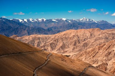 Himalayalar 'ın arka planında, Hindistan' ın Leh Ladakh şehrinde virajlı bir yol..