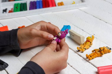 Çocuk canlıları bilgisayar oyunları, çizgi roman ve çizgi film kahramanları kil rakamlar modelleme balmumu sculpts