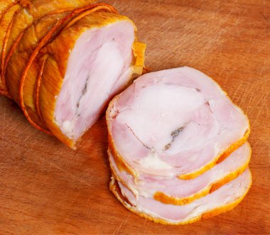 köfte tavuk ve domuz ahşap kesme tahtası closeup kıyılmış sarımsak dilimleri ile