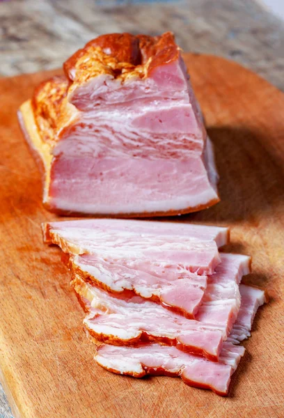 Geräuchertes Schweinefleisch Scheiben Geschnitten Auf Einem Hölzernen Schneidebrett Großaufnahme — Stockfoto