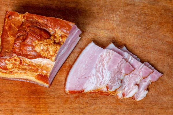 Geräuchertes Schweinefleisch Scheiben Geschnitten Auf Einem Hölzernen Schneidebrett Großaufnahme — Stockfoto