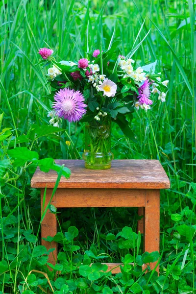 Bouquet Fleurs Trèfle Bleuets Jasmin Dans Vase Verre Sur Vieux — Photo