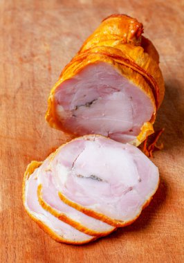 rulo köfte tavuk ve domuz ahşap kesme tahtası closeup kıyılmış sarımsak dilimleri ile