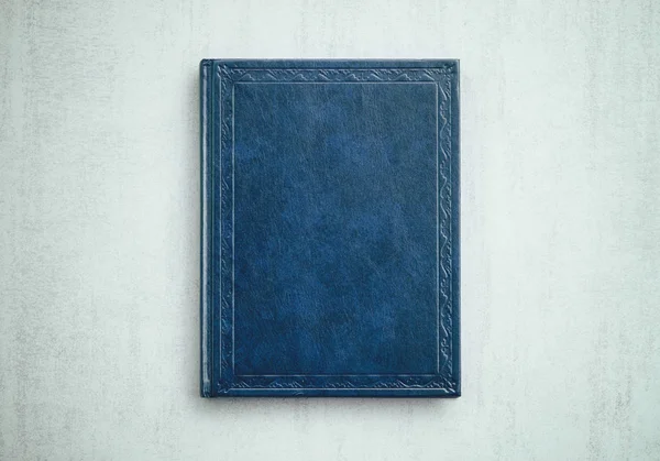 Kitap Mavi Rengi Gri Arka Plan Yakın Çekim Üstten Görünüm — Stok fotoğraf
