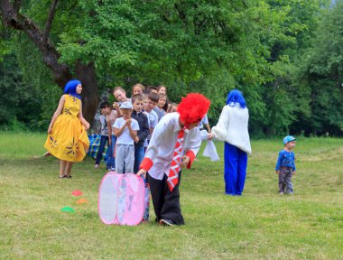 Adıge, Rusya - 1 Haziran 2018: Animatörler oyunundan bir çocuk tatil adıge bir yaz gününde açık hava oyunları çocukları ile